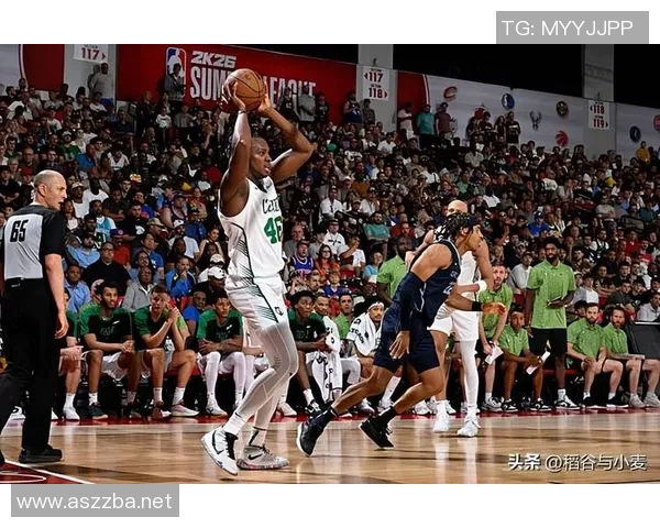 老鹰队正式签约1米83后卫新秀迪文史密斯获得NBA合同机会